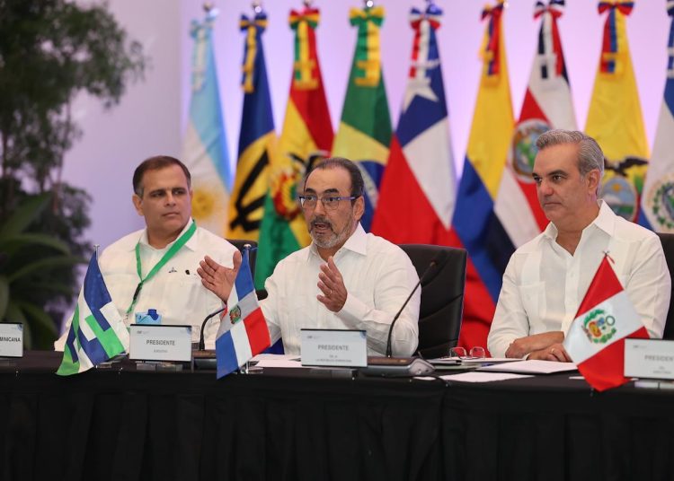 Jochi Vicente, ministro de Hacienda; Sergio Díaz-Granados, presidente del CAF, y Luis Abinader, presidente de República Dominicana. - Fuente externa.