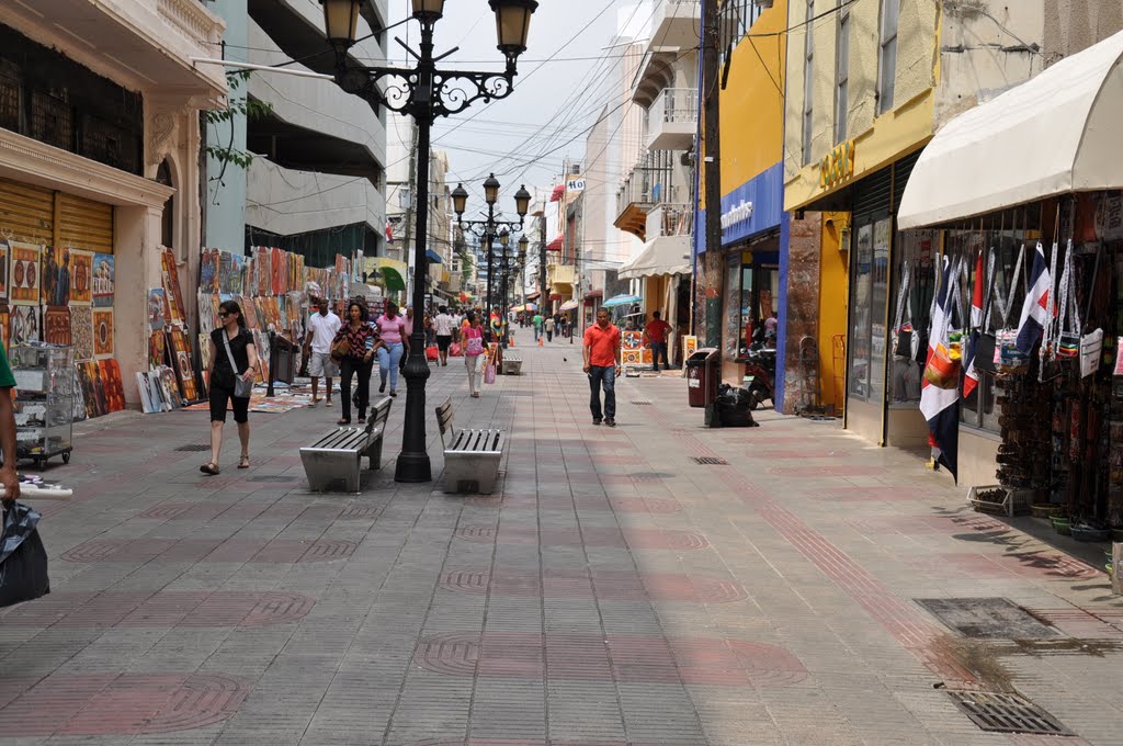 La calle El Conde es una vía comercial en la Ciudad Colonial.