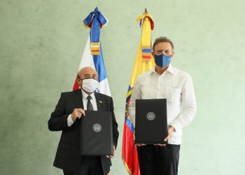 El embajador ecuatoriano, Enrique Cadena junto al canciller Roberto Álvarez. | Fuente externa.