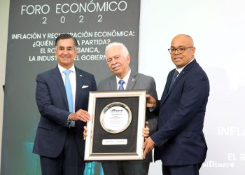 Carlos José Martí entrega un reconocimiento al banquero Luis Molina junto con Jairon Severino. | Lésther Álvarez