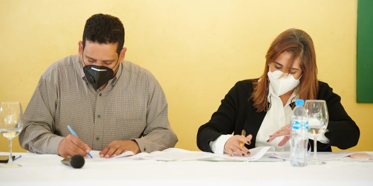 Carlos Pimentel e Irlonca Tavárez durante la firma del acuerdo.