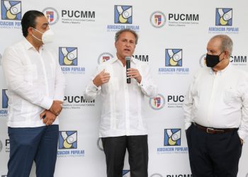 Carlos Sarubbi, vicepresidente de Operaciones y Administración de APAP_ Gustavo Ariza, vicepresidente ejecutivo de APAP y David Álvarez, rector en funciones de PUCMM.