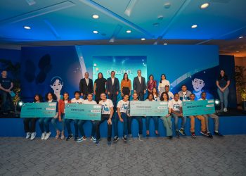 Ganadores de la séptima edición del Challenge Popular junto a ejecutivos del Banco Popular, durante la premiación. Fuente externa.