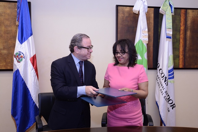 Guarocuya Félix y Altagracia Paulino durante la firma del acuerdo./elDinero