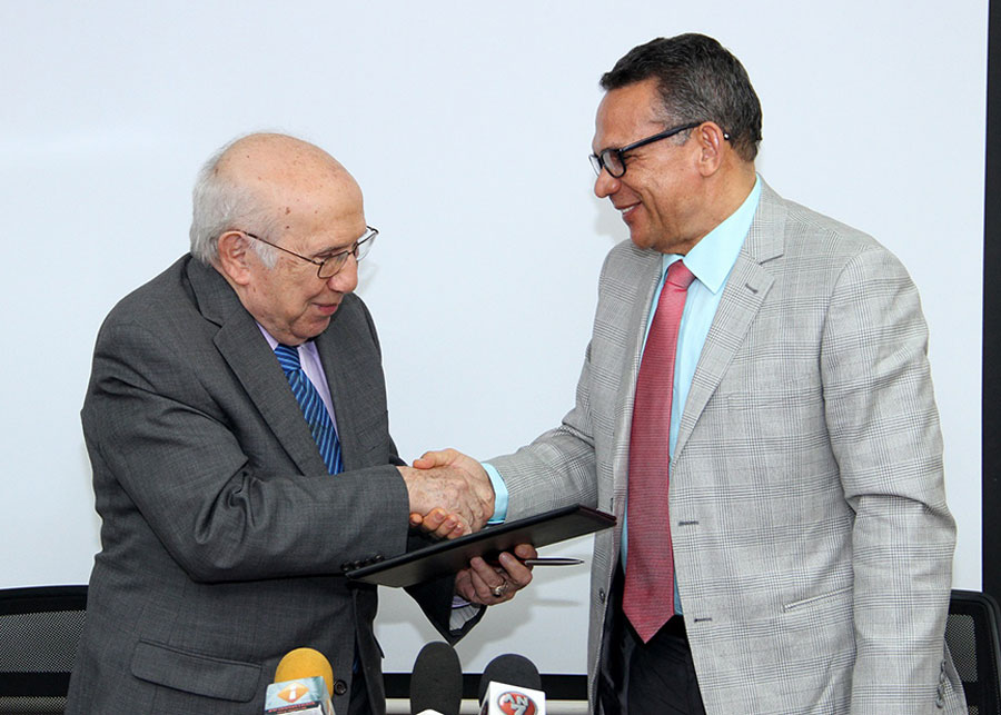 El director de Ética, Marino Vinicio Castillo, y el ministro de Administración Pública, Ramón Ventura Camejo, se saludan luego de la firma del acuerdo.