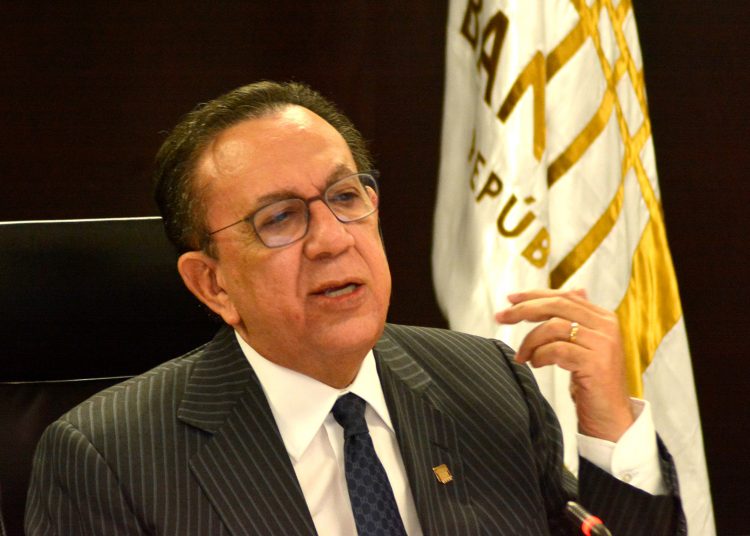 Héctor Valdez Albizu, gobernador del Banco Central. | Lésther Alvarez