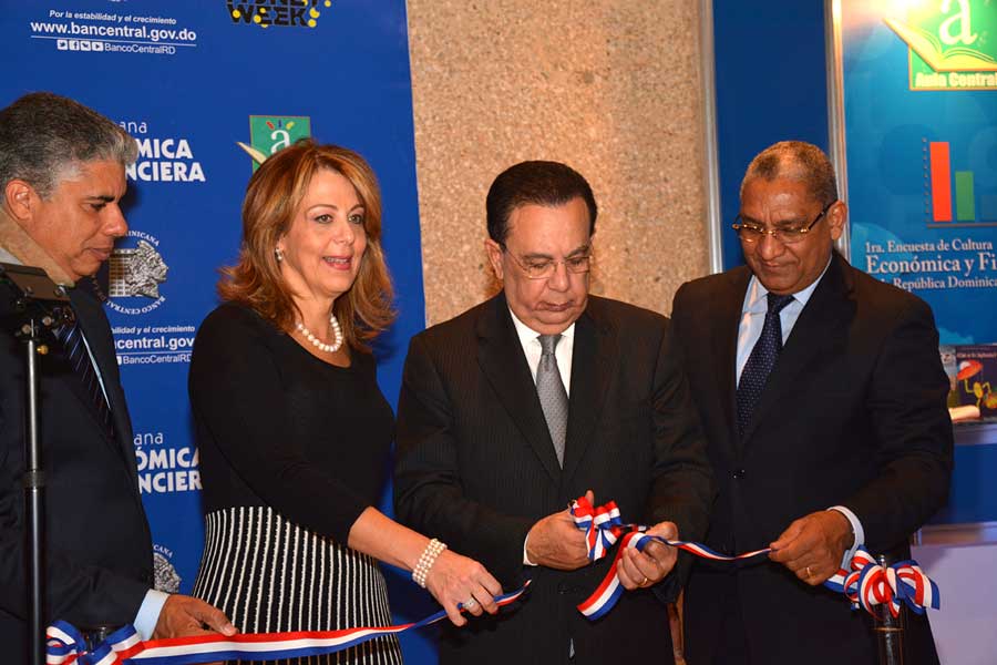 Héctor Valdez Albizu,
gobernador del Banco Central, corta la cinta que deja abierta al público la Segunda Semana de Educación Financiera/ LÉSTHER ÁLVAREZ