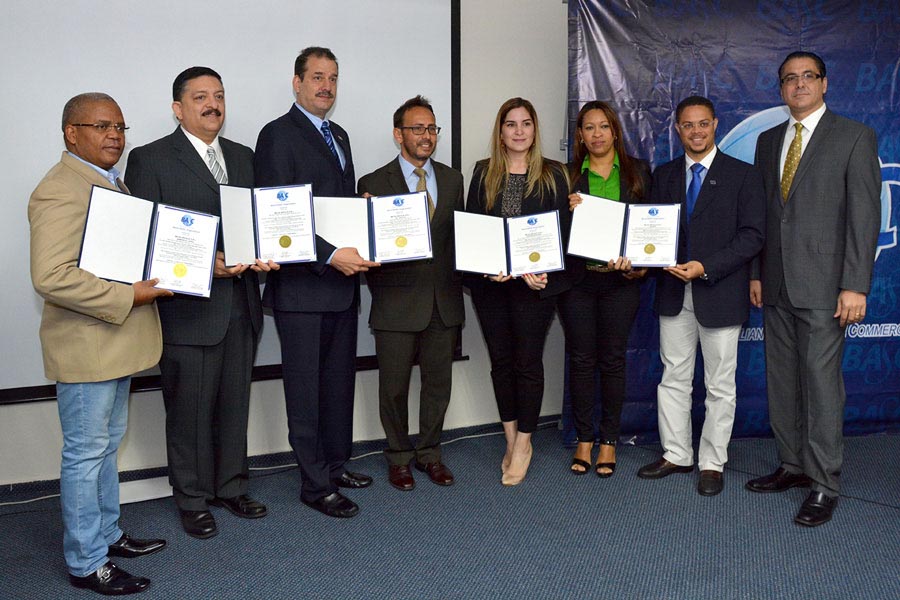 Erik Alma, presidente del capítulo de República Dominicana de BASC, y Rafael Patiño, junto a representantes de las empresas que recibieron certificaciones./LÉSTHER ÁLVAREZ