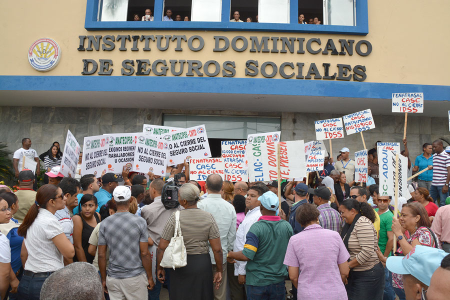 Dirigentes sindicales marcharon junto a trabajadores hacia la sede del CNSS, en protesta para evitar el intento de privatizar el IDSS./ LÉSTER ÁLVAREZ