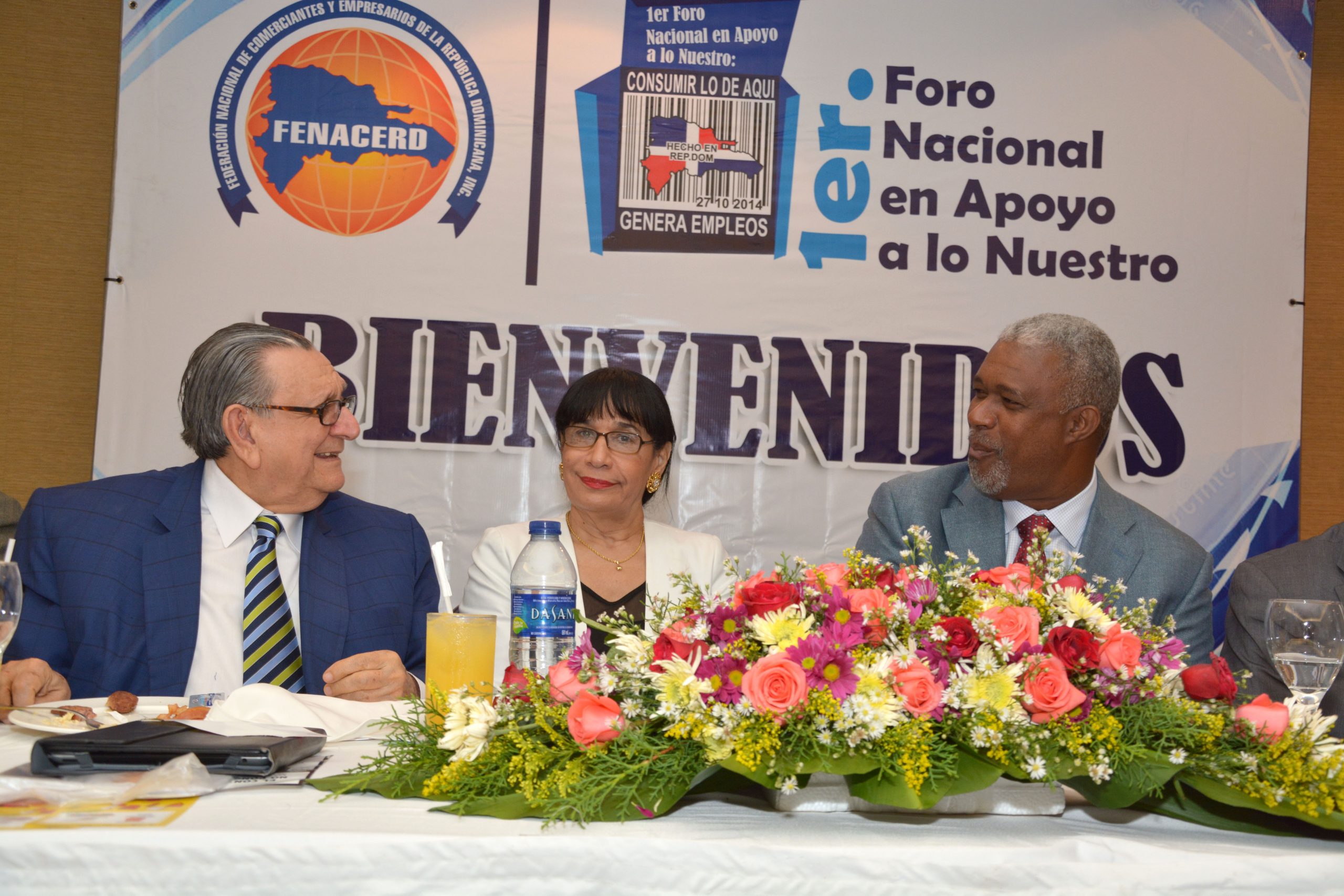 La directora de Fenacerd, Rosa Dinorah Peña Acosta, entregó una reconocimiento al comunicador Julio Hazim por su aporte al sector. Foto: LÉSTHER ÁLVAREZ.