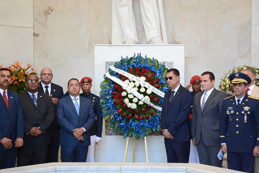 Los directivos del IDAC, la JAD y del Cestur, conmemoraron este lunes el Día de la Aviación Civil en el Altar de la Patria / LÉSTHER ÁLVAREZ.
