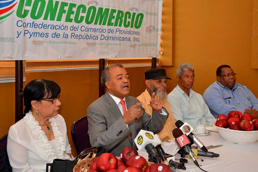 Gilberto Luna, presidente de Confecomercio, pidió en  rueda de prensa rebaja de precios de la canasta familiar. / LÉSTHER ÁLVAREZ
