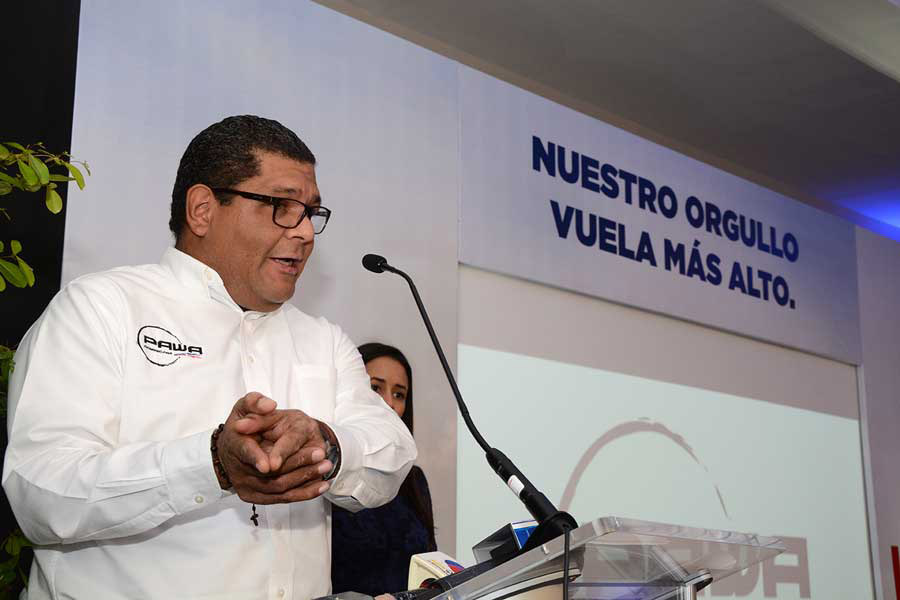 Alexander Barrios, ejecutivo de Pawa Dominicana, anuncia las operaciones de la aerolínea en el país. / Lésther Álvarez