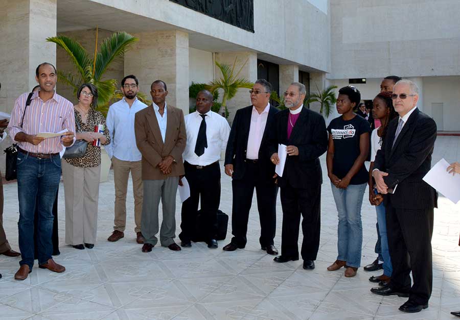 Representantes de dominicanos de ascendencia haitiana reclaman les den la cédula nueva de identidad. / LÉSTHER ALVAREZ