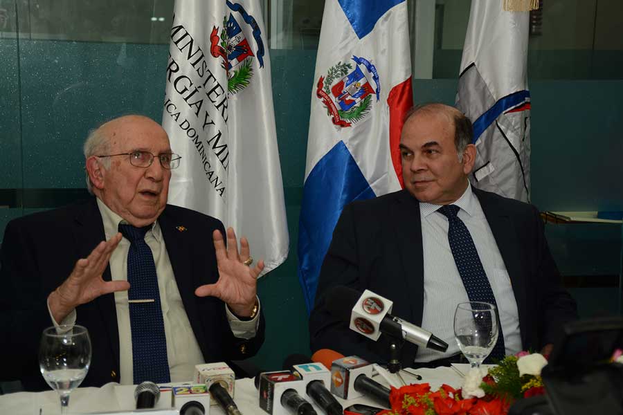 Marino Vinicio Castillo juramentó la Comisión de Ética del Ministerio de Energía y Minas, que dirige su hijo Pelegrín Castillo./ LÉSTHER ÁLVAREZ