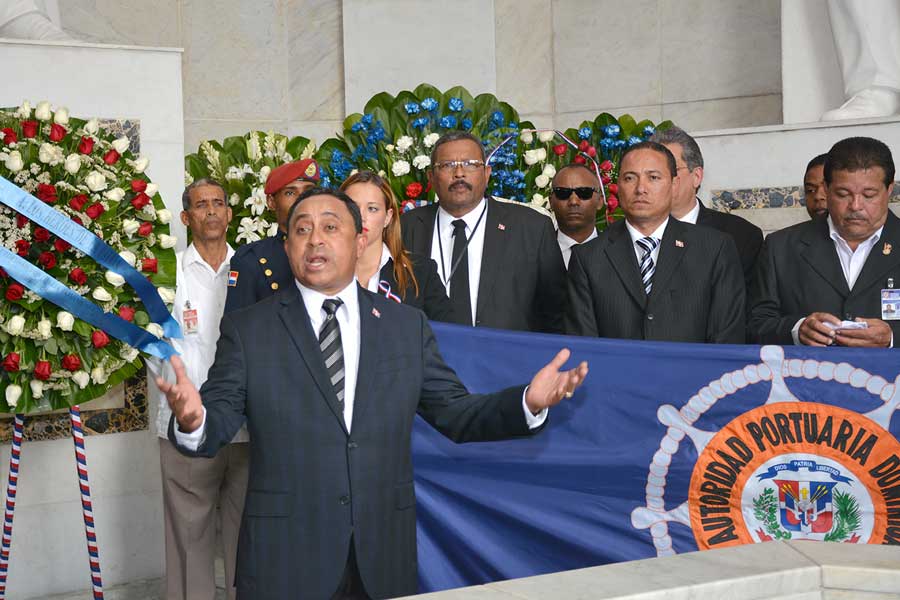 Mayobanex Escoto Vásquez,, director ejecutivo de la  Autoridad Portuaria Dominicana (Apordom), mientras coloca una ofrenda floral en el Altar de la Patria./LÉSTHER ÁLVAREZ