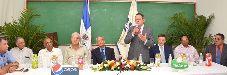 El ministro de Agricultura, Ángel Estévez, y representantes del sector agropecuario público y privado, durante una rueda de prensa en el Patronato Nacional de Ganaderos. /GABRIEL ALCÁNTARA.