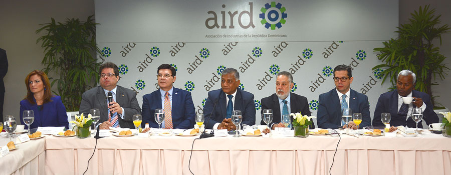 Los directivos de la AIRD junto con la delegación de la India, encabezados por su ministro de Relaciones Exteriores. /GABRIEL ALCÁNTARA.