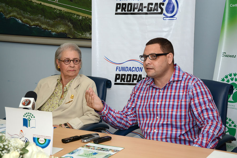 Rosa Margaita Bonetti, presidenta de la Fundación PropaGas, y César Vargas firmaron el acuerdo para fortalecer el programa EcoEscuelas./ LÉSTER ÁLVAREZ.