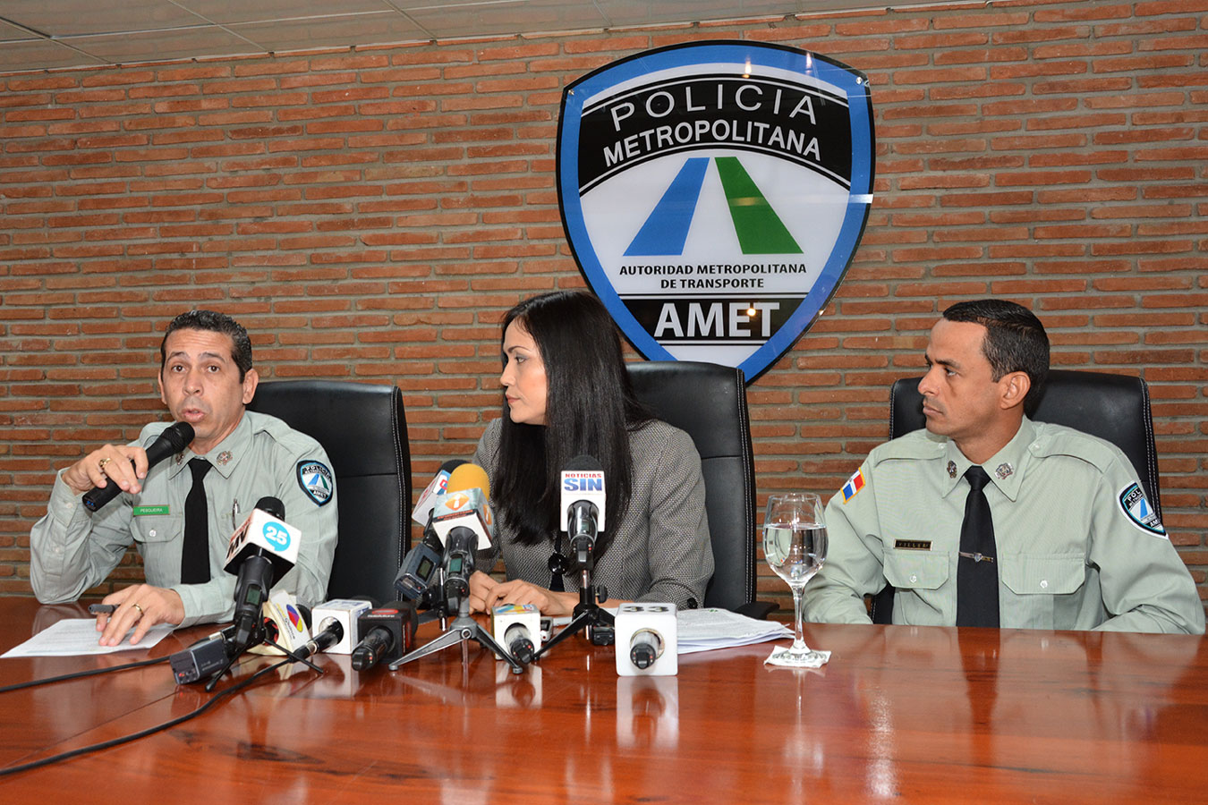 Las autoridades de la AMET y de la DGII exhortaron a los conductores a renovar sus marbetes a tiempo./ Gabriel Alcántara.