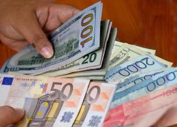 Pesos dominicanos, dólares estadounidenses y euro. - Archivo