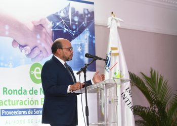 Director de la DGII, Luis Valdez Veras, durante su ponencia. - Fuente externa.