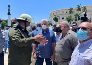 El presidente de Cuba, Miguel Díaz Canel, se reunió con las autoridades cubanas frente al hotel que sufrió la explosión este viernes en La Habana, Cuba. | Fuente externa.