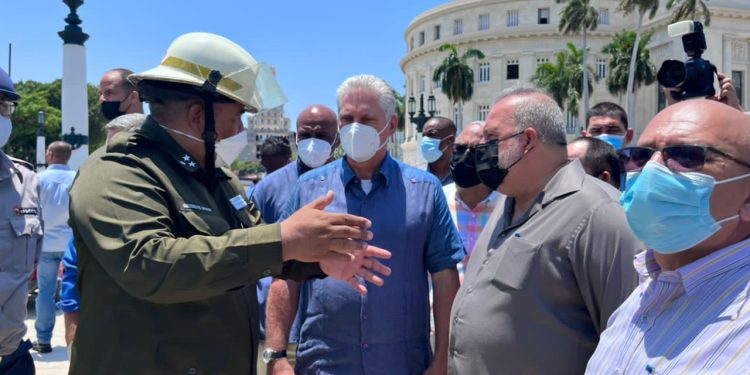 El presidente de Cuba, Miguel Díaz Canel, se reunió con las autoridades cubanas frente al hotel que sufrió la explosión este viernes en La Habana, Cuba. | Fuente externa.
