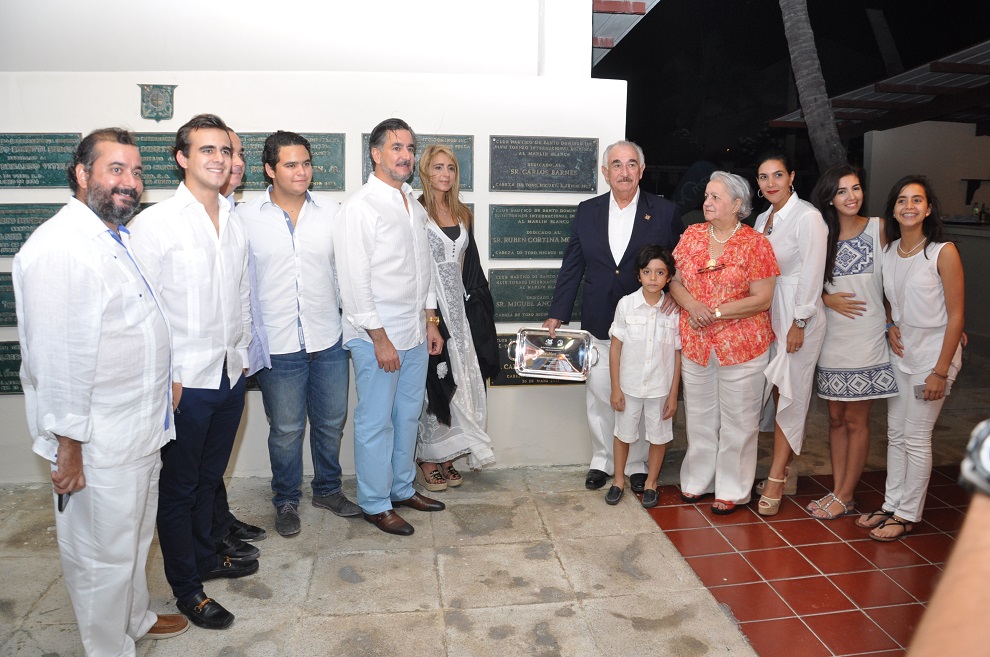El reconocido empresario Carlos Martí Besonias, acompañado de familiares, durante el homenaje que se le tributó./elDinero