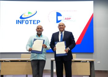 Eduardo Hidalgo, presidente de ADP, y Rafael Santos Badía, director de Infotep, firmaron un acuerdo de colaboración interinstitucional