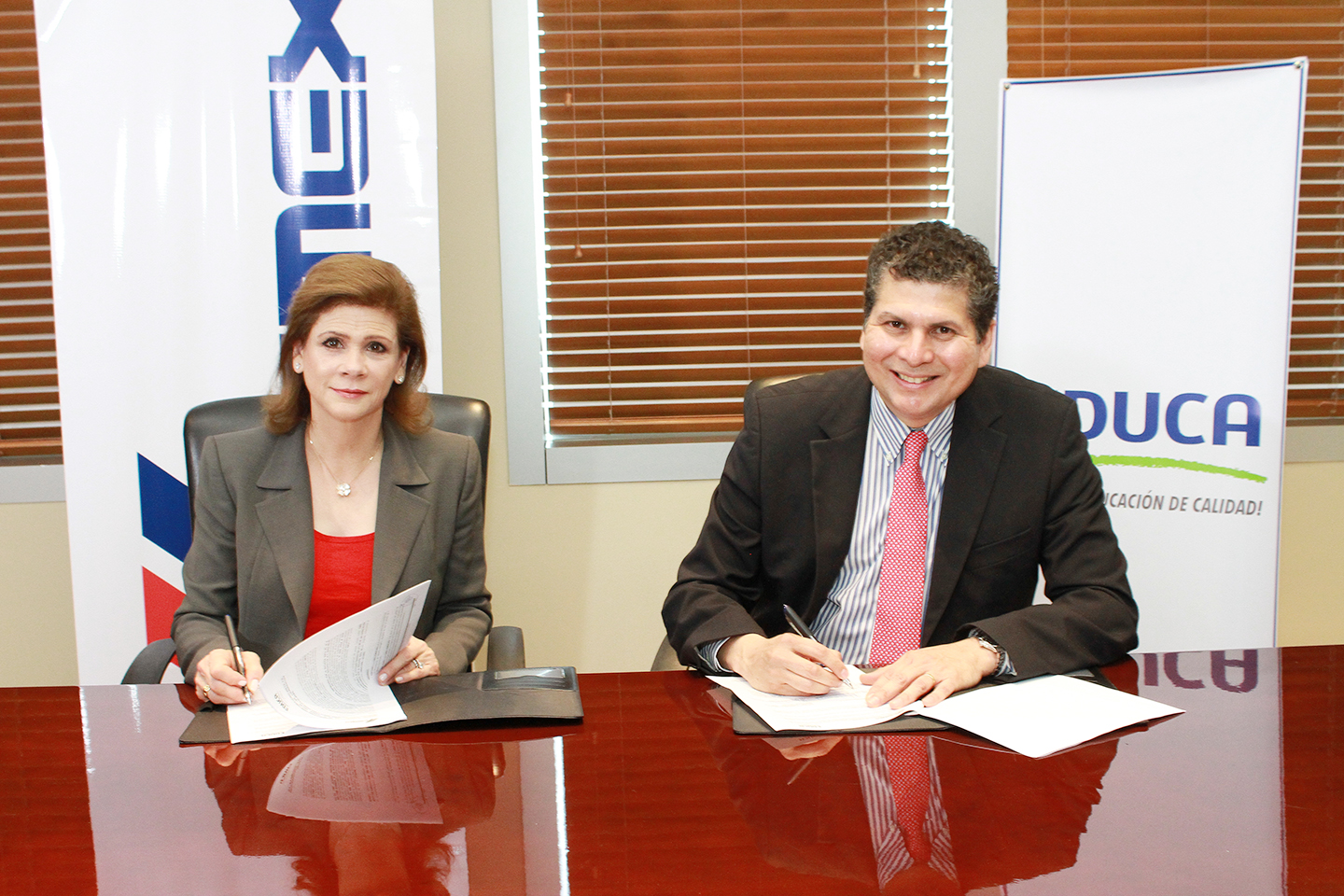 Elena Viyella y Carlos González durante la firma del acuerdo entre Educa y Cemex.