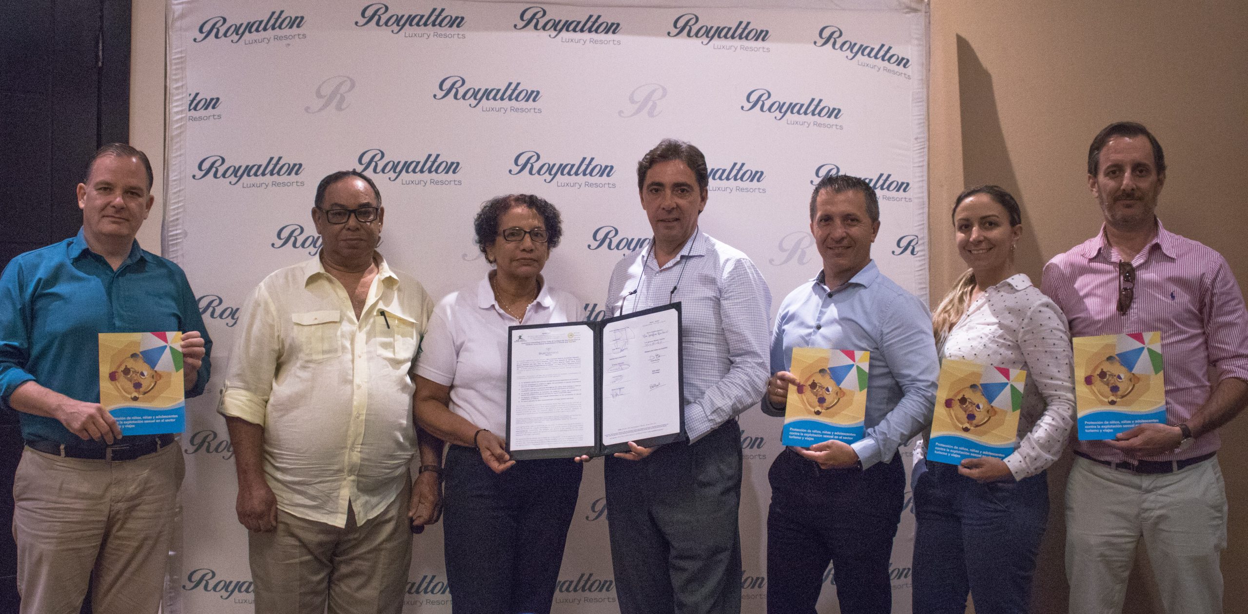 ejecutivos de los hoteles blue diamond resorts en república dominicana junto a ejecutivos del código de conducta