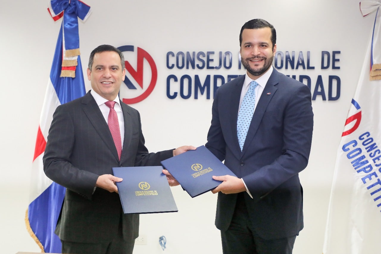el acuerdo fue firmado por el director ejecutivo del consejo nacional de competitividad rafael paz y el presidente del consejo directivo del indotel luis henry molina peña