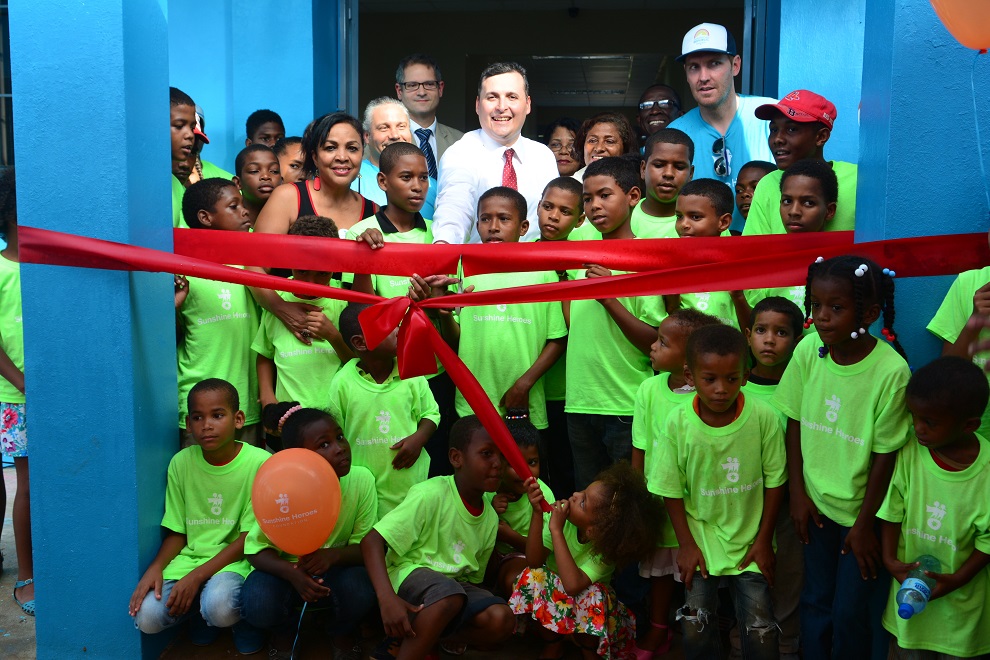 el corte de cinta que deja inaugurado el centro comunitario en bayaguana