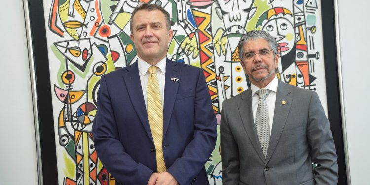 El jefe de la Oficina Regional del Caribe para el BEI, Yves Ferreira y el presidente ejecutivo del Banco Ademi, Guillermo Rondón. | Lésther Álvarez.