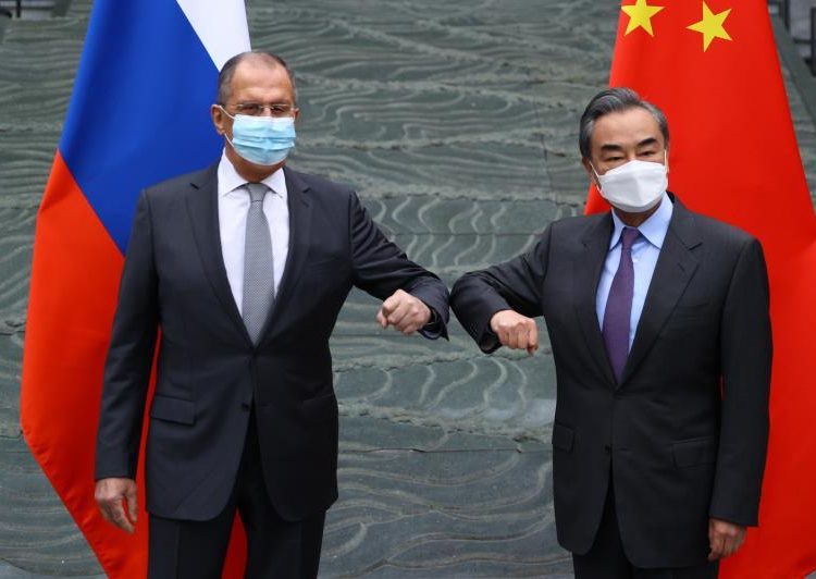 El ministro de Asuntos Exteriores ruso, Serguéi Lavrov y su homólogo, Wang Yi. | EFE.