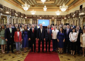 El presidente Luis Abinader junto a los miembros de ANJE en el Palacio Nacional.