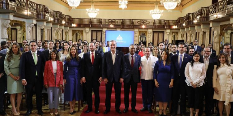 El presidente Luis Abinader junto a los miembros de ANJE en el Palacio Nacional.