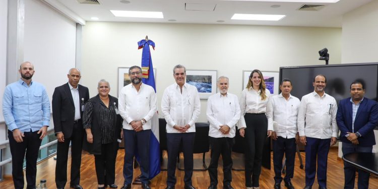 El presidente Luis Abinader junto al Ministro de Medioambiente, Miguel Ceara Hatton, y los viceministros de esa entidad.
