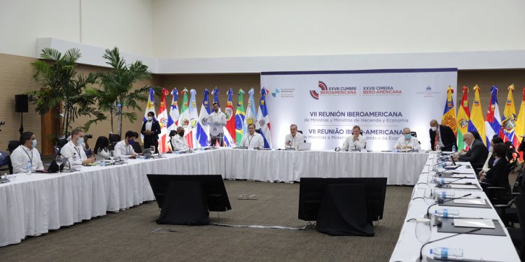 El presidente Luis Abinader y los ministros de Hacienda, Economía y Relaciones Exteriores presidieron la mesa durante VII Reunión Iberoamericana de Ministros de Hacienda y Economía de la región. | Fuente externa.