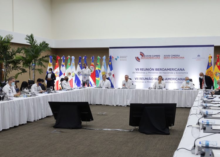 El presidente Luis Abinader y los ministros de Hacienda, Economía y Relaciones Exteriores presidieron la mesa durante VII Reunión Iberoamericana de Ministros de Hacienda y Economía de la región. | Fuente externa.