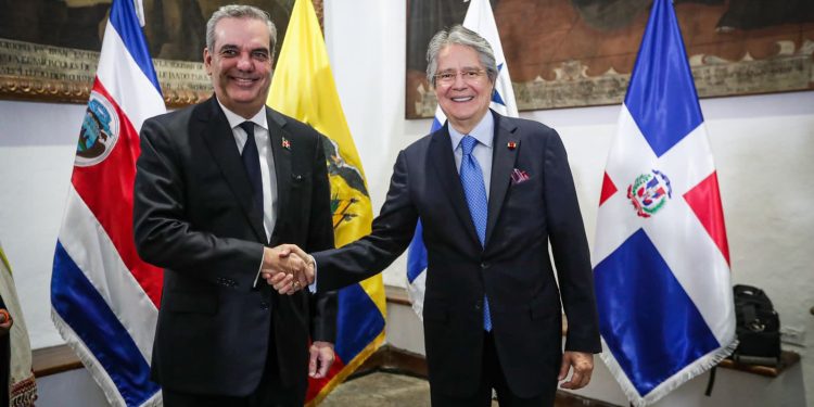 El presidente Luis Abinader y su homólogo de Ecuador, Guillermo Lasso. | Fuente externa.