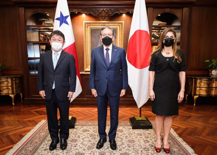 El presidente de Panamá, Laurentino Cortizo, y el ministro de Asuntos Exteriores de Japón, Toshimitsu Motegi