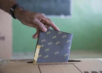 Ciudadano ejerciendo voto en elecciones dominicanas. - Fuente externa.
