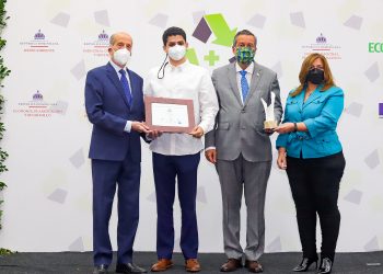 En representación de APAP recibieron el premio, Alfredo García Besné, gerente de Sostenibilidad y Josefina Morales, segunda Vicepresidenta de Administración de APAP.