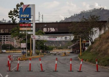 Vista de la entrada de una estación de servicio sin diesel, el 22 de marzo, en Caracas, Venezuela. | Rayner Peña R, EFE.