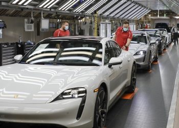 Economía/Motor.- Porsche pide a sus más de 1.300 proveedores que solo utilicen energía renovable a partir de este mes