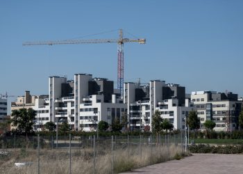 Una grúa en una zona de construcción de edificios, a 27 de octubre de 2021, en Madrid, (España). El sector de la vivienda se encuentra en el punto de mira por estar sufriendo en muy poco tiempo numerosos cambios. Uno de ellos es la propuesta del Gobierno de la Ley de la Vivienda, que pretende configurar la vivienda como el quinto pilar del Estado del Bienestar y como una herramienta para luchar contra la desigualdad, marginalidad y la exclusión a través de una serie de cambios como el control de los precios del alquiler de las viviendas por parte de las comunidades y la aprobación de un recargo fiscal para los pisos vacíos. Por otro lado, el Tribunal Constitucional ha anulado definitivamente el impuesto de plusvalía municipal cobrado por los ayuntamientos en la venta de viviendas, importante fuente de financiación para los Ayuntamientos en toda España.
27 OCTUBRE 2021;VIVIENDA;ALQUILER;ESPAÑA;MADRID;EDIFICIO
Alberto Ortega / Europa Press
(Foto de ARCHIVO)
27/10/2021