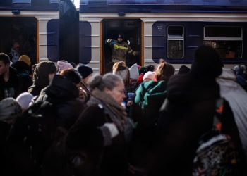 Un grupo de personas a su llegada procedente de Ucrania en la estación de tren de Przemysl, cinco días después del inicio de los ataques por parte de Rusia en Ucrania, a 1 de marzo de 2022, en Przemysl, Polonia. | 
Alejandro Martínez Vélez / Europa Press
01/3/2022
