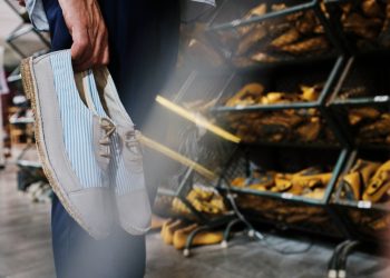 Un hombre sostiene unos zapatos frente a una tienda.
CAIB
(Foto de ARCHIVO)
30/8/2022